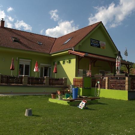Hostinec Vo Visnovom Stará Turá エクステリア 写真